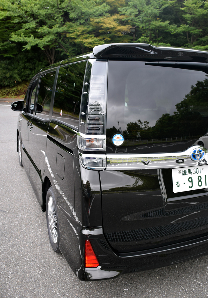 鏡のようなメッキパーツを増やしたリヤビュー。縦長のランプがカッコいい