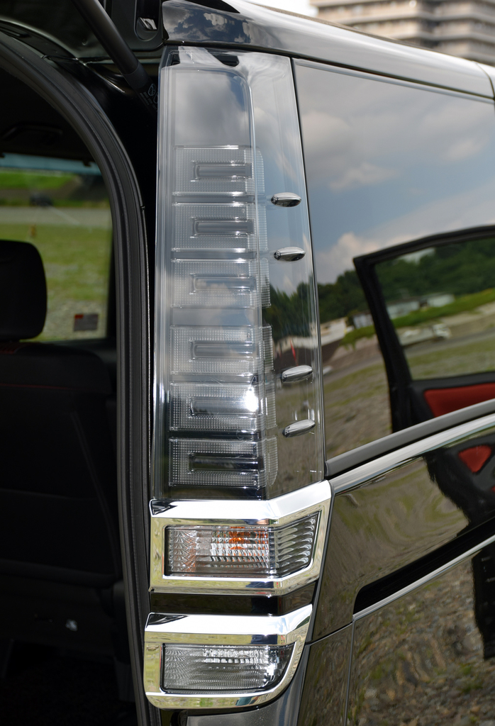 メッキパーツを増やした縦長のリヤコンビランプ