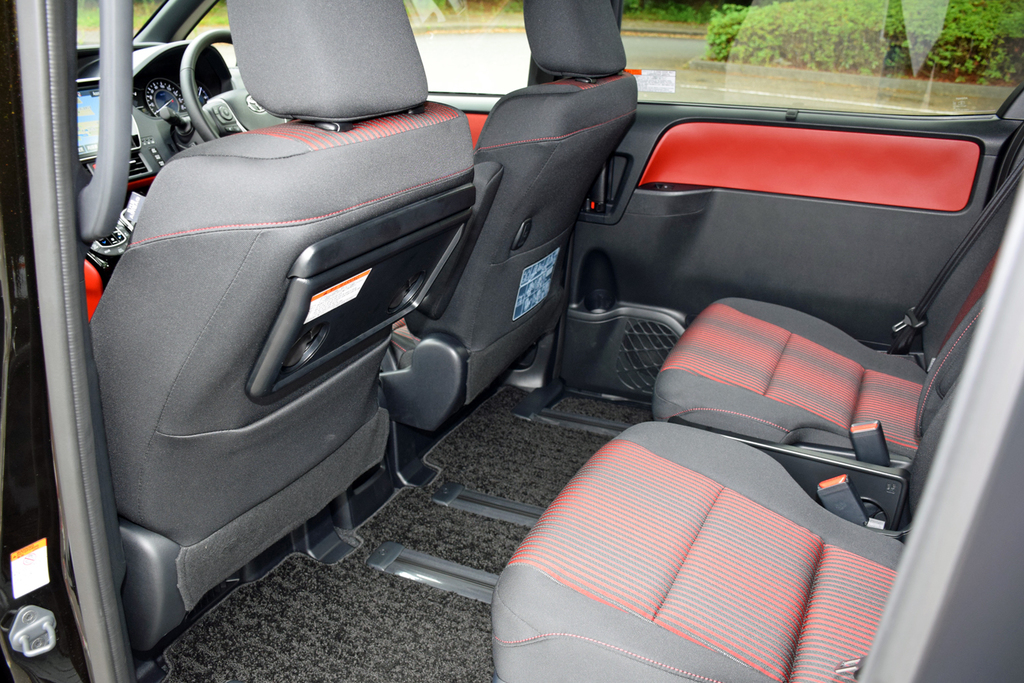 広々としたレッグスペースを確保している