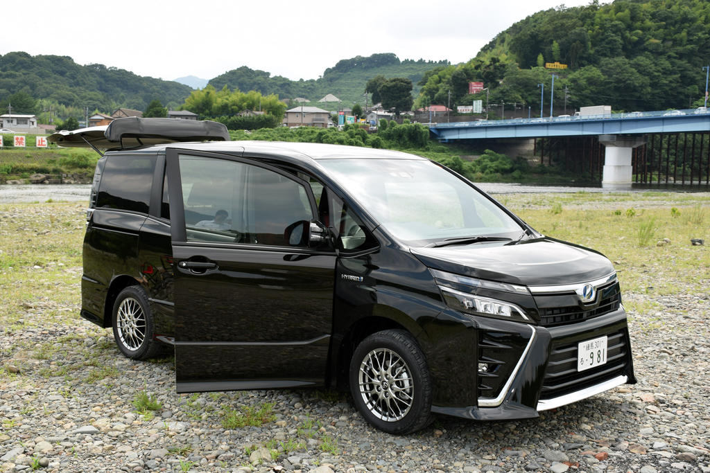 ボディカラーは「イナズマスパーキングブラックガラスフレーク」。見る角度によってダークグリーンにも見える