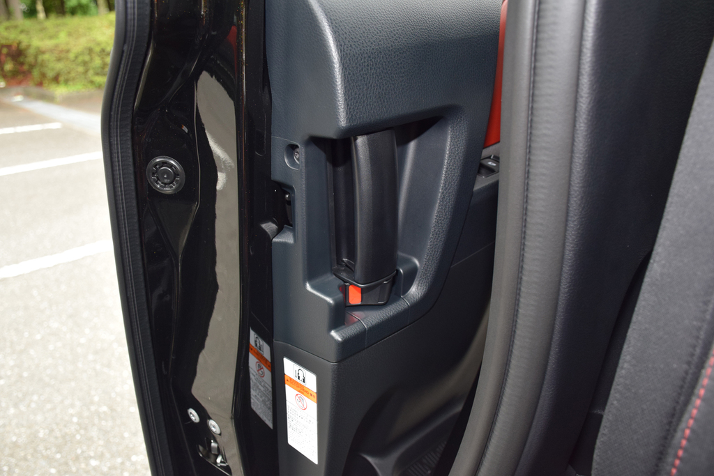 パワースライドドアのハンドル。カチッと軽く引くだけで自動開閉する