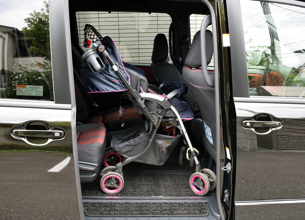 Ａ型のベビーカーでも畳まずに載せることが可能。ベビーカーのカゴに荷物が入った状態で畳むことはできないので、これは楽