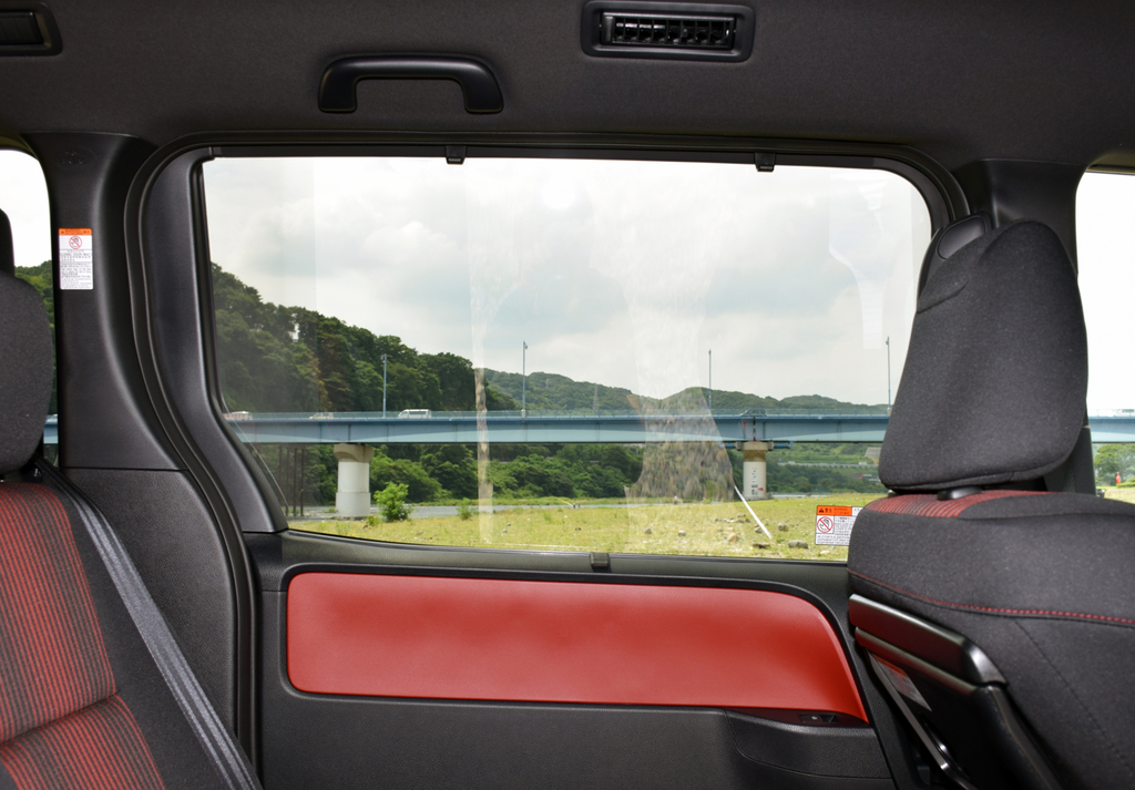 窓が大きくて開放的。女性に嬉しいロールサンシェードも装備している