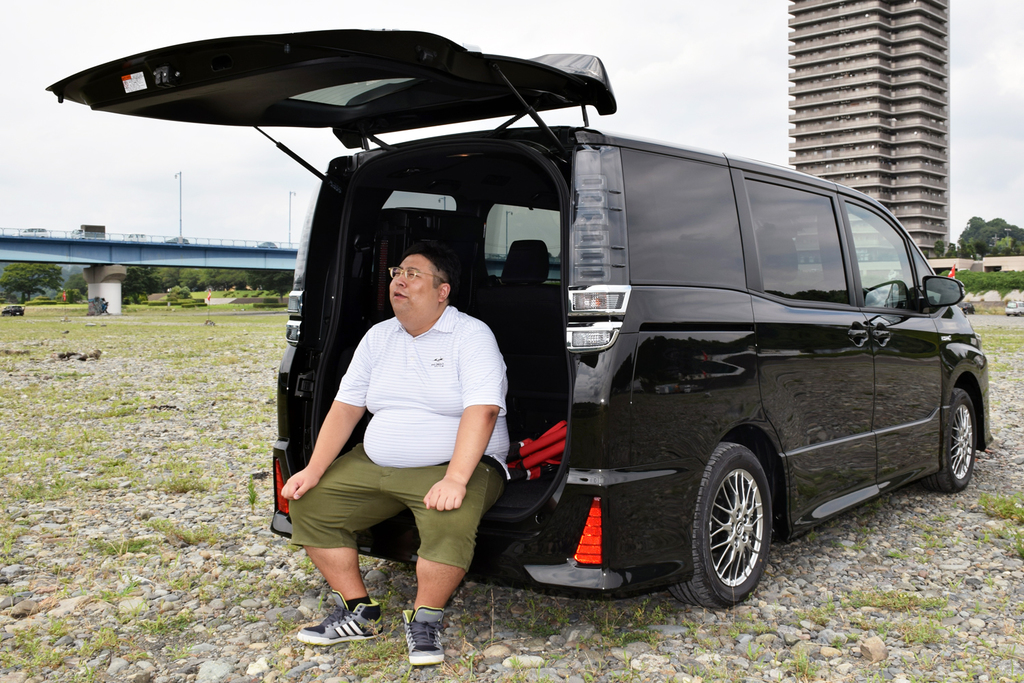 河原に止めたヴォクシーに腰を掛けて一息つく杉渕