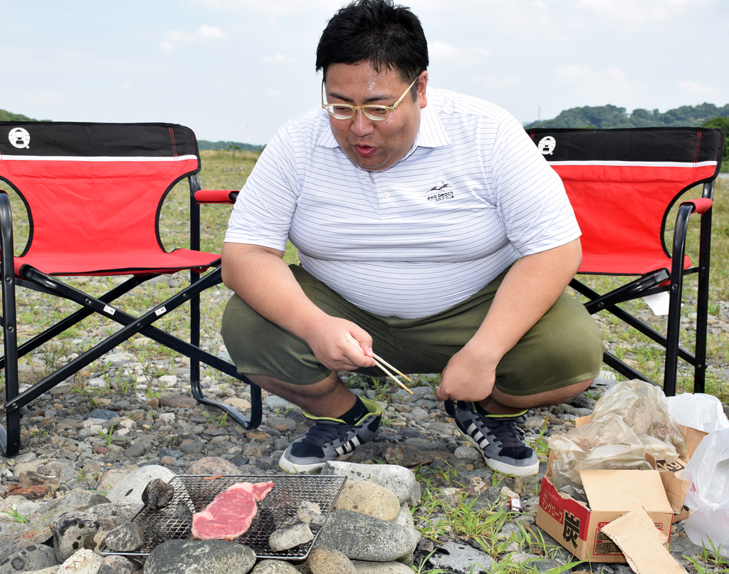 網の上のステーキにラブ光線を送る杉渕