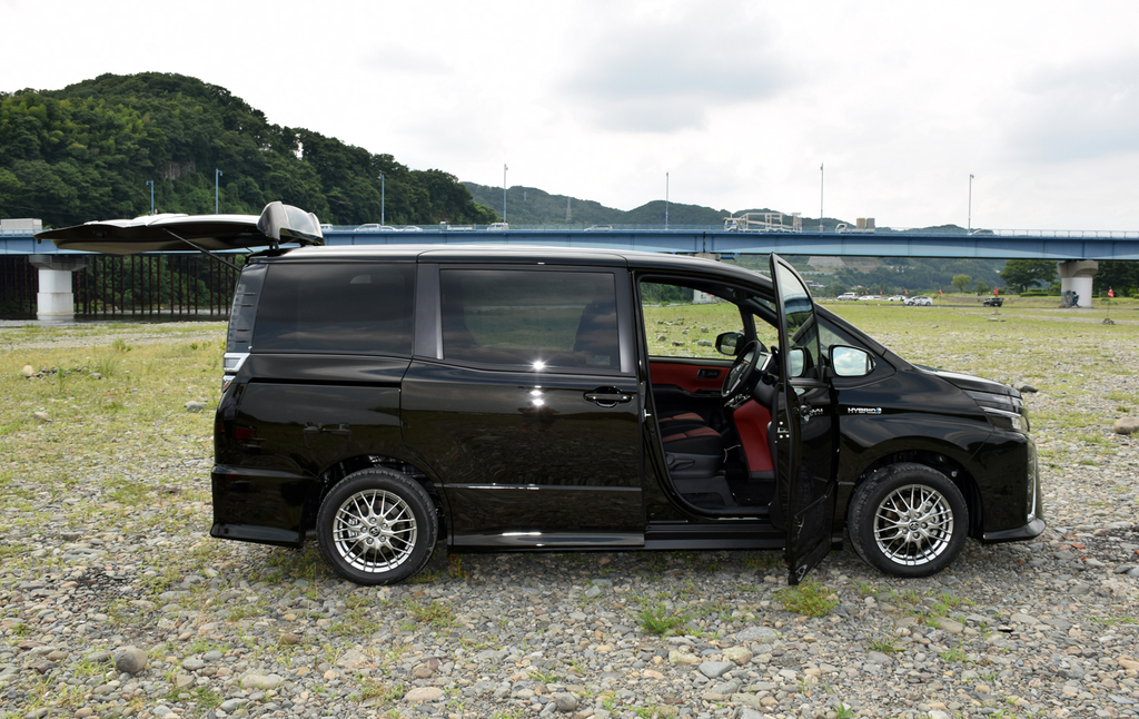 このサイズで３列シート＋荷室の室内空間を誇る