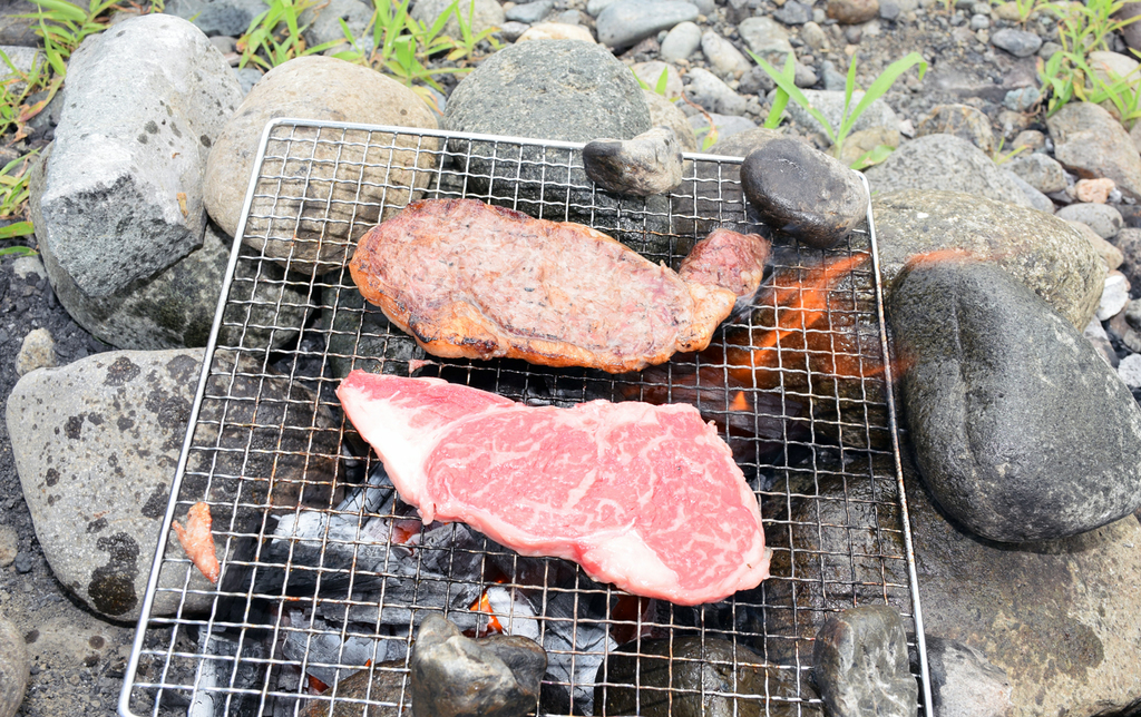 炭火のイッキ焼きで外はカリッ、中はジューシー。外で食べると一層美味しい