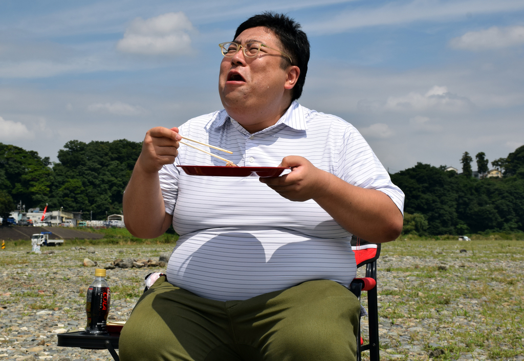 炭火焼の肉を食べて思わず「ウメー！」と絶叫する杉渕