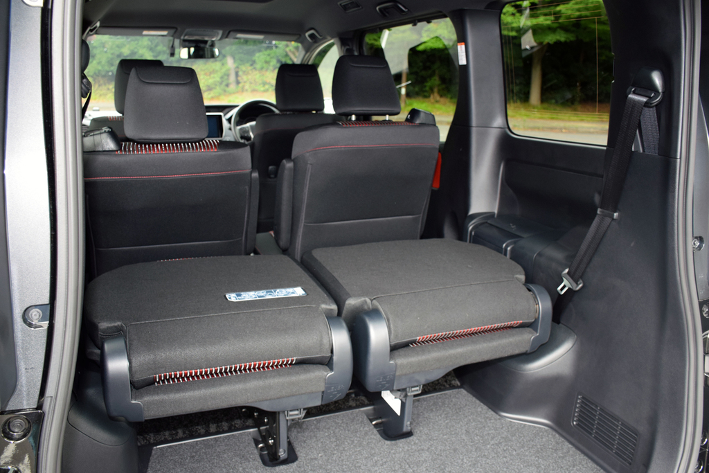３列目シートの背もたれを倒した状態