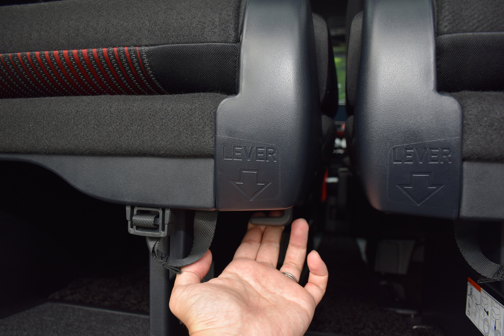 シート下部のレバーを引き、シートを跳ね上げる