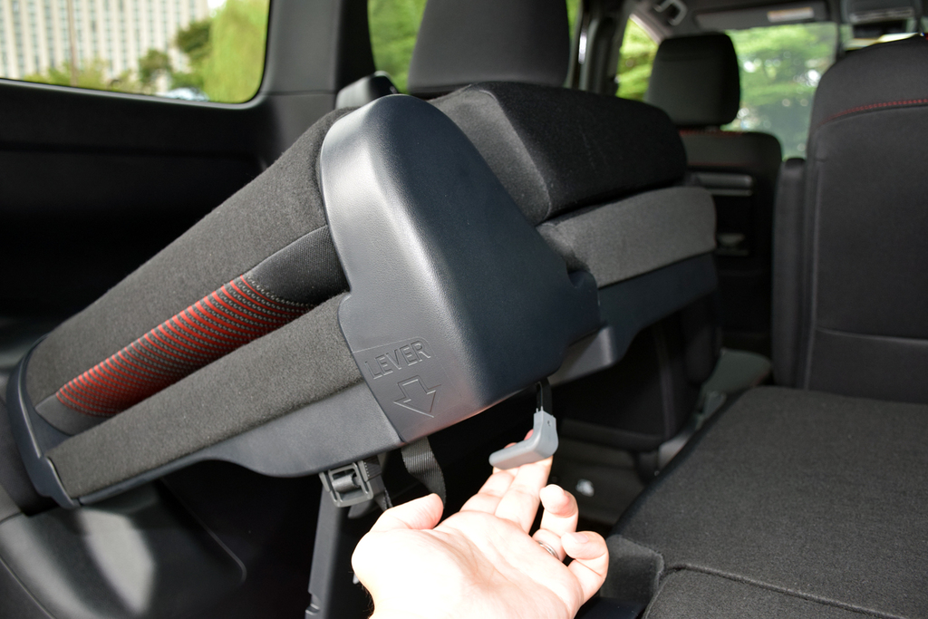 シート下部のレバーを引き、シートを跳ね上げる