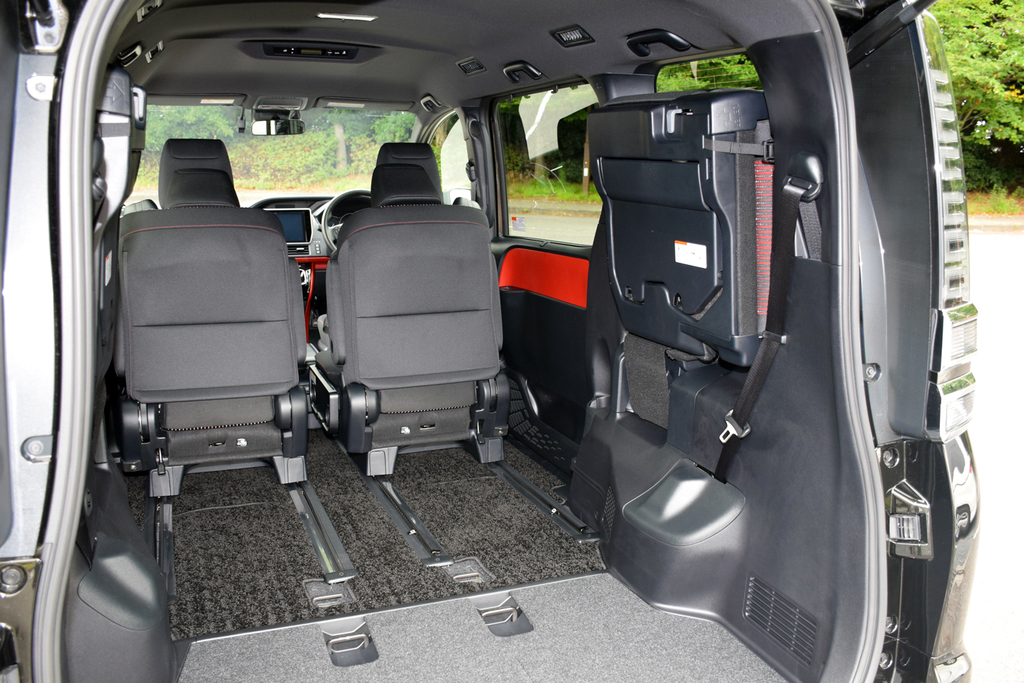 ３列目シートを両サイドに跳ね上げると、広大なスペースが生まれる