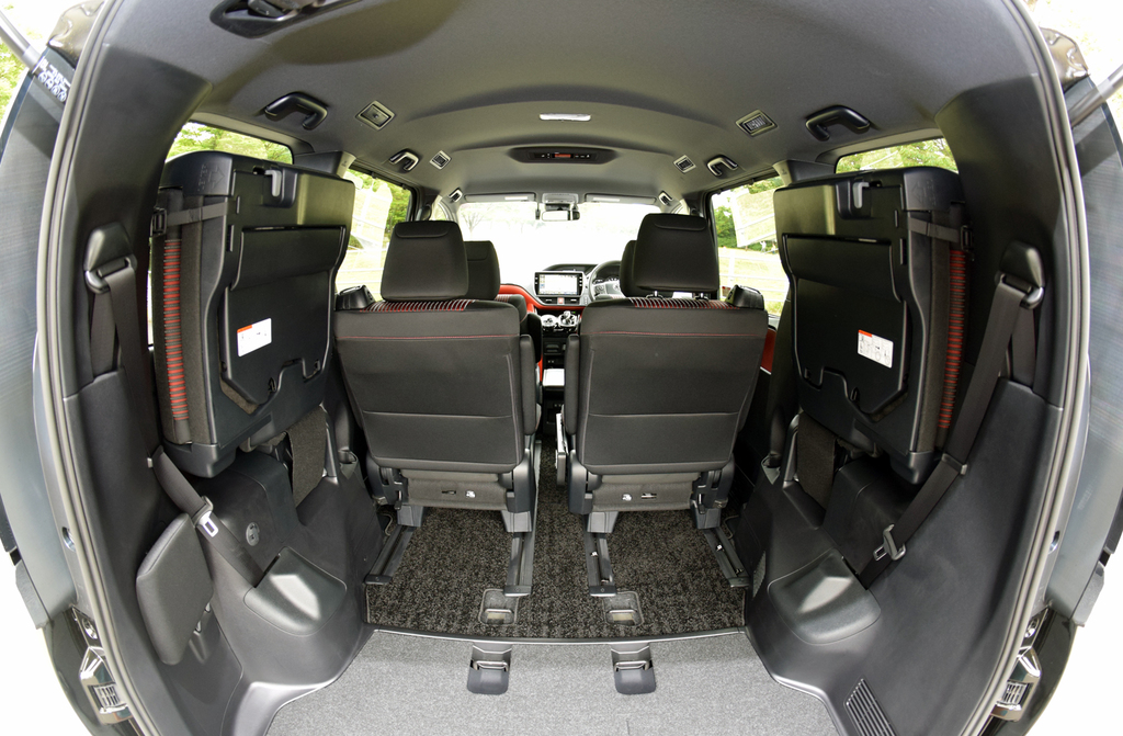 ３列目を跳ね上げると４人乗りとなる