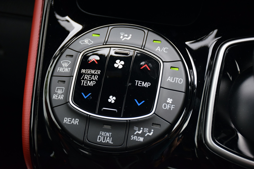 前席の空調を操作するフロントオートエアコン