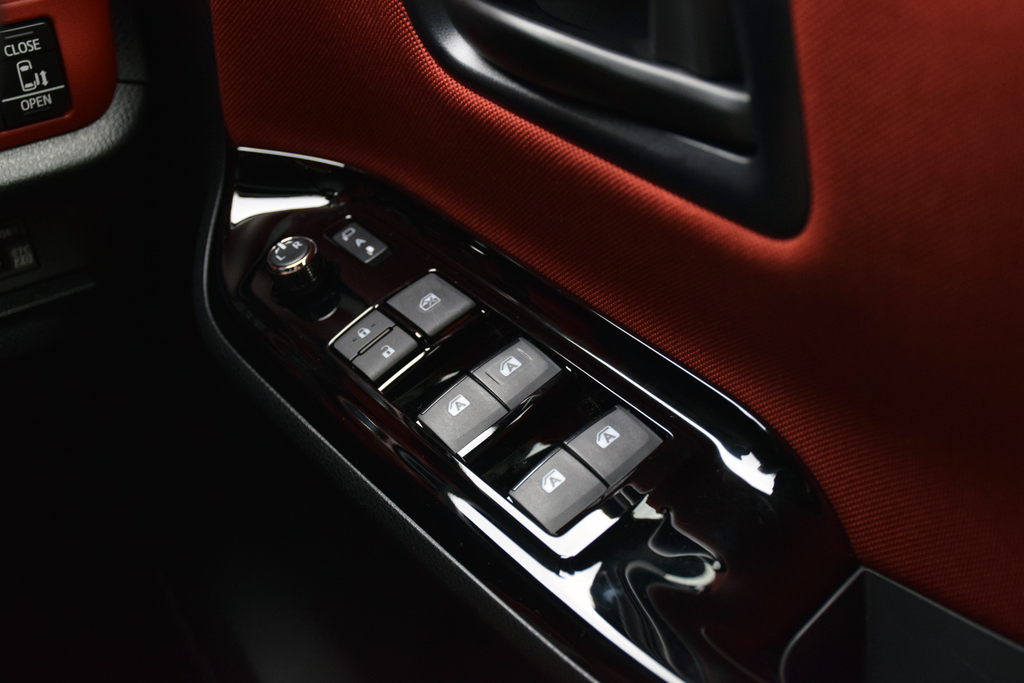 ウインドースイッチとピアノブラックの内装。質感はなかなか高い