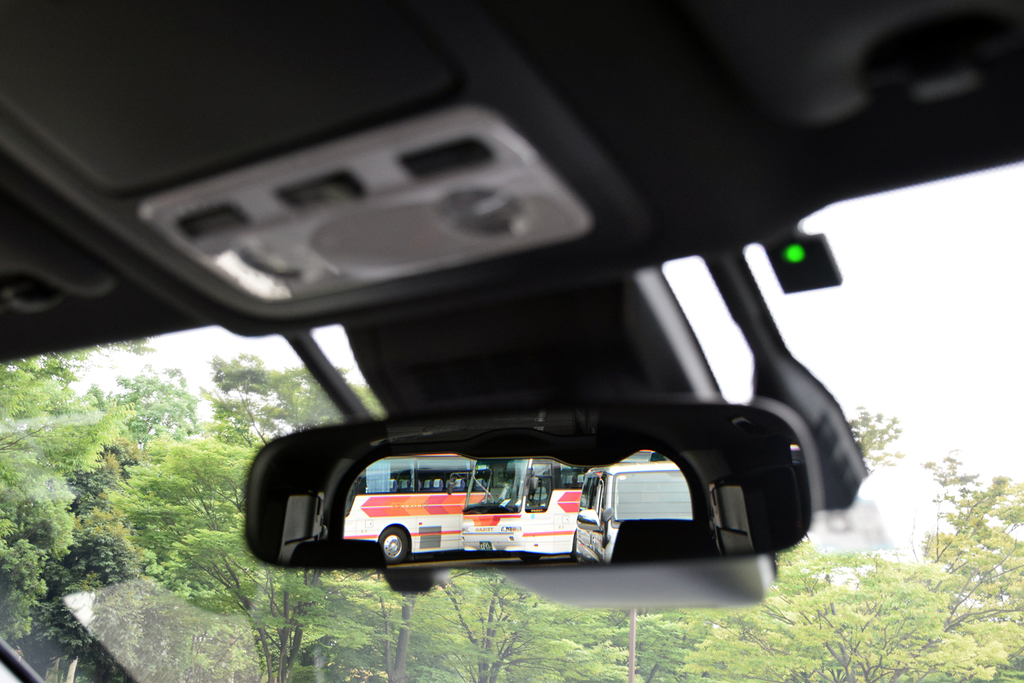 ルームミラーを覗くとこんな感じです