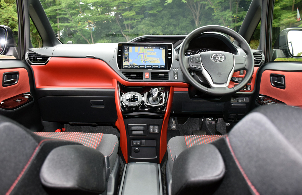 試乗車の内装色はブラッドオレンジ＆ブラック。落ち着きが欲しい人はブラックを選ぶことも可能