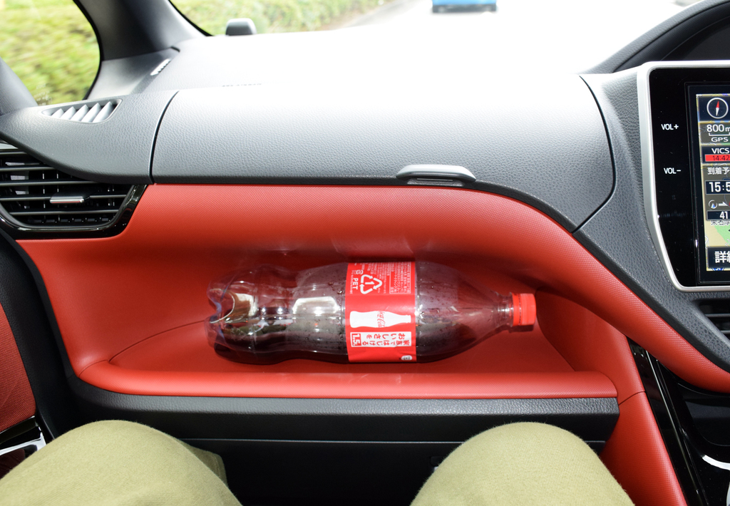 助手席のオープントレイ。５００ｍｌのペットボトルじゃ足りない人は、１．５Ｌのボトルを置くこともできる