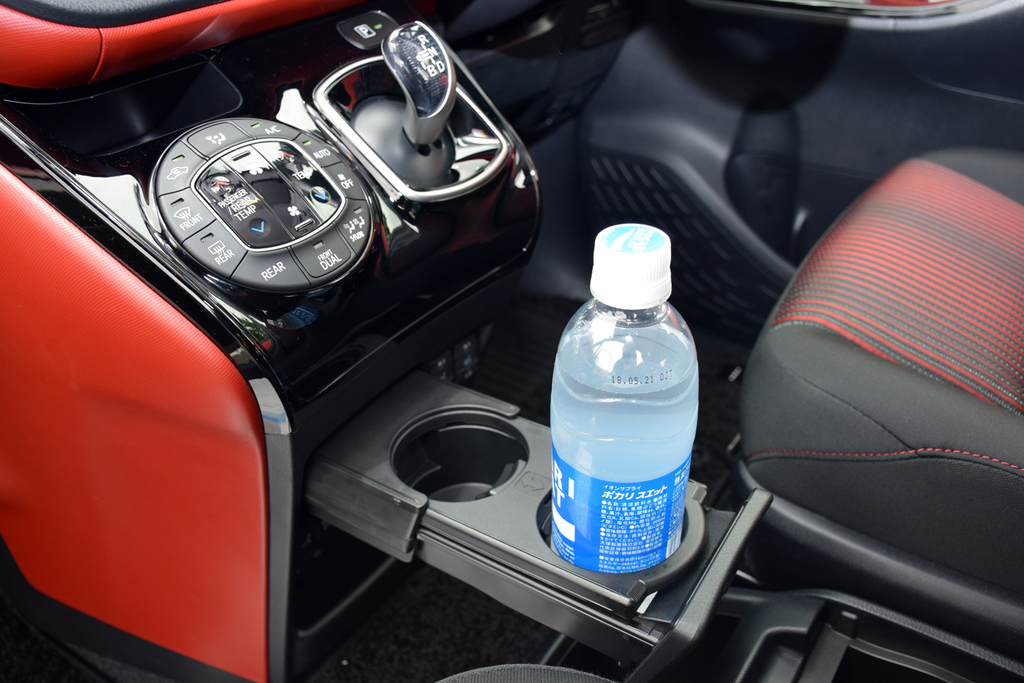 センタコンソールのカップホルダーを引き出した状態