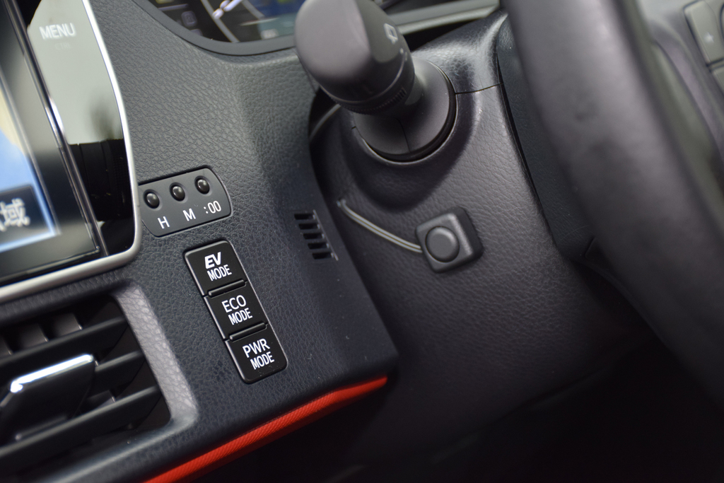 ステアリングの横に配置した走行モードのスイッチ。設置場所に改善の余地がありそうだ