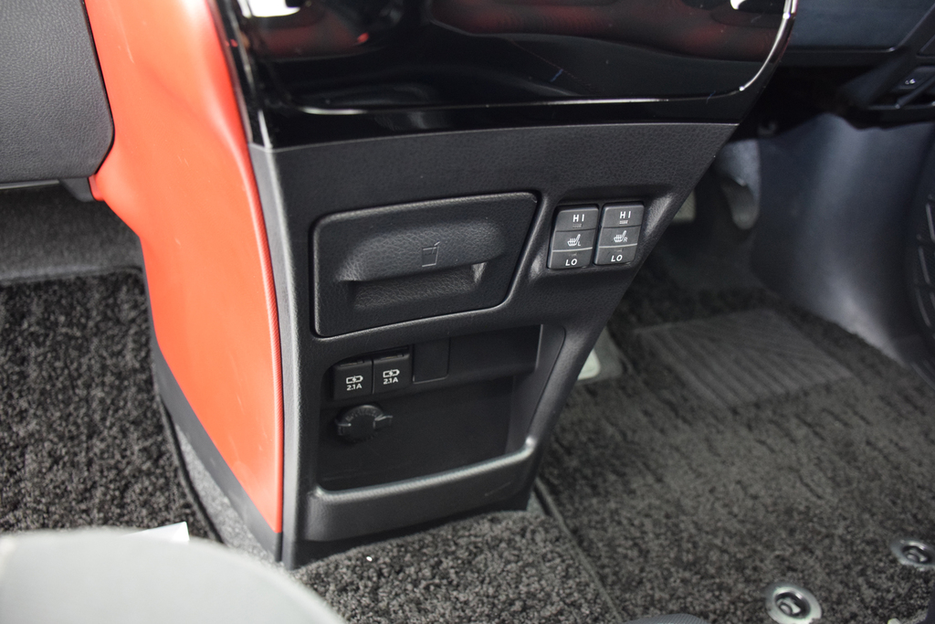 センターロアボックス。引き出しを引くと２つのカップホルダーが表れる