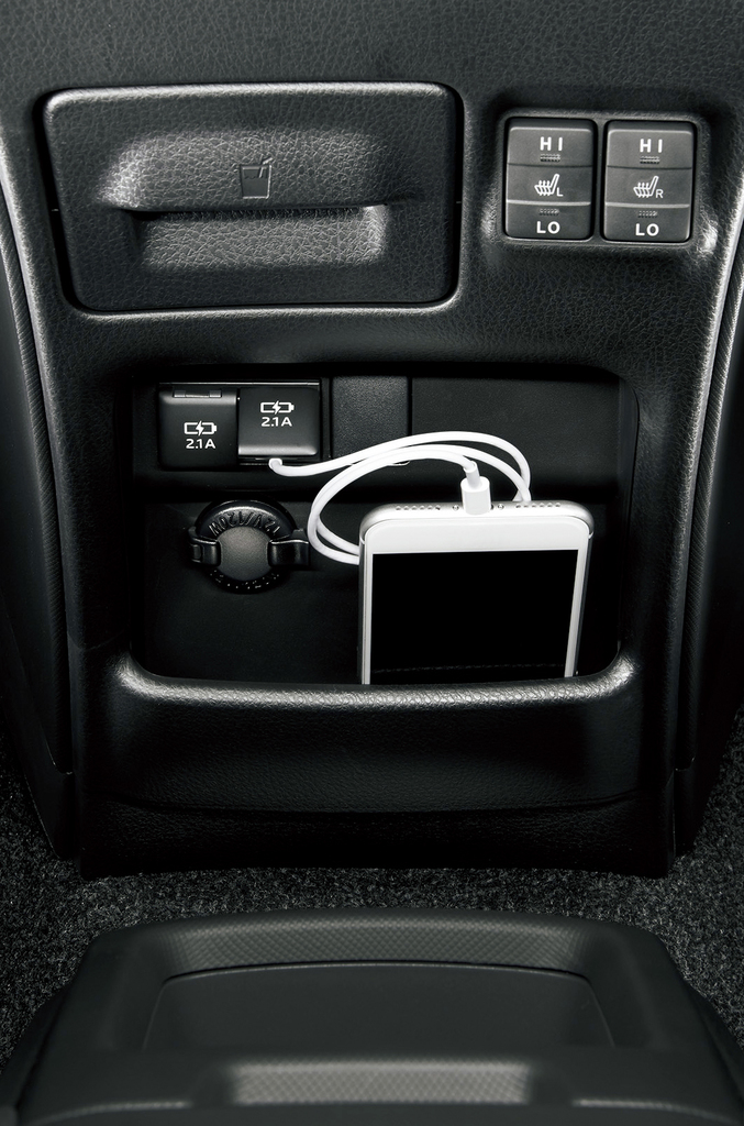 センターロアボックスでスマートフォンを充電