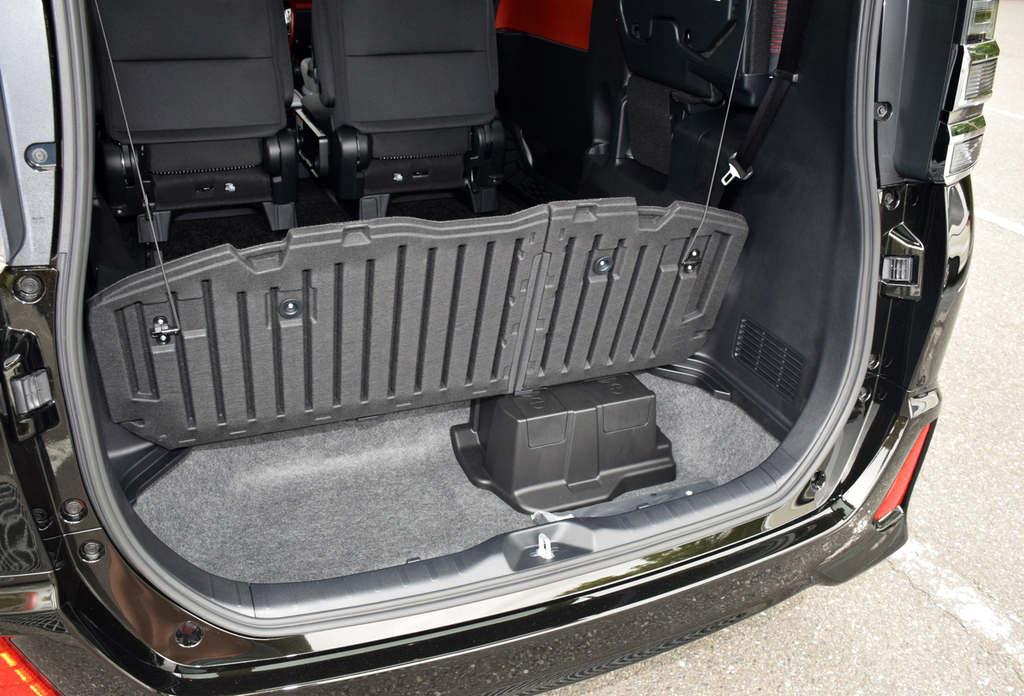 床下収納は結構広い。開閉は楽だ