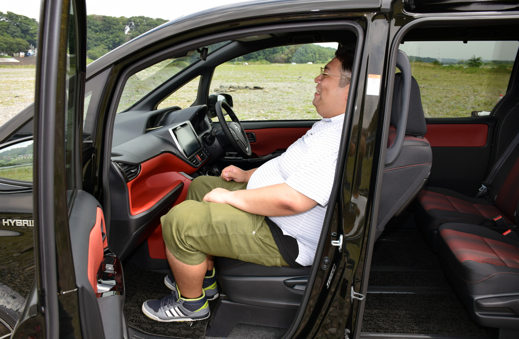 助手席でも快適。軽の時とは打って変わり、運転中に杉渕の存在と圧迫感に圧倒されることもなかった