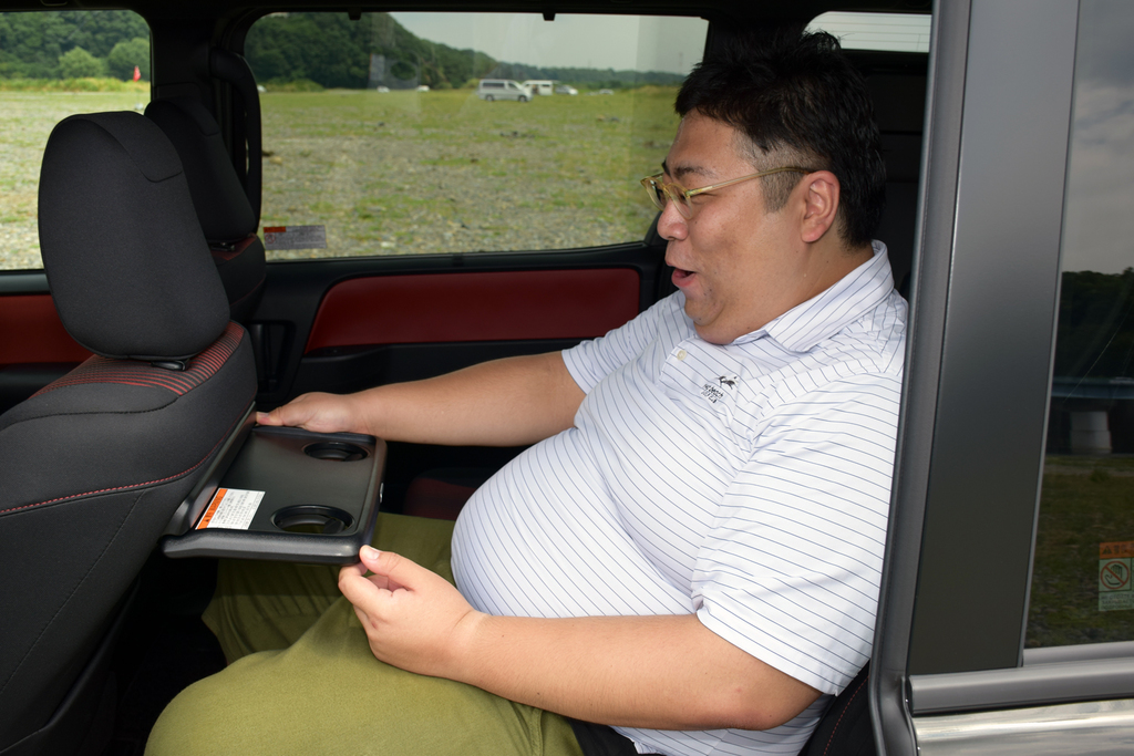 テーブルはもう少し大きい方が使い勝手がいいかも。腹に閊えることはない