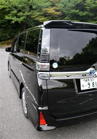 鏡のようなメッキパーツを増やしたリヤビュー。縦長のランプがカッコいい