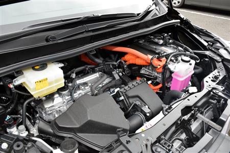 １．８リッターエンジンとＨＶシステムが詰め込まれたエンジンルーム