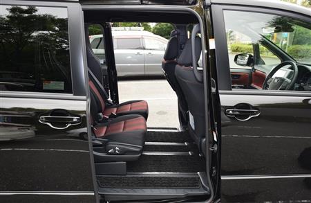 クルマの反対側へ、ウォークスルーで突っ切って行ける。狭い場所で便利だ