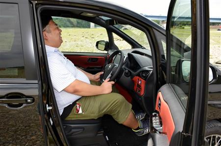 運転席も試す杉渕。ハンドル操作は問題なさそうだが…