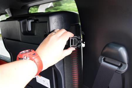 シートを跳ね上げたらベルトを固定