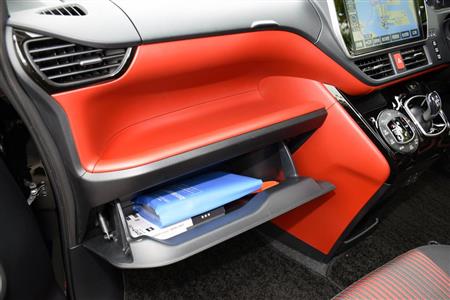 助手席側のオープントレイとグローブボックス。上にはアッパーボックスも備える