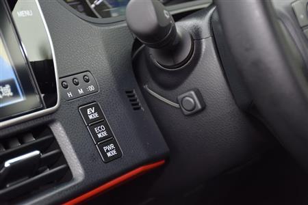 ステアリングの横に配置した走行モードのスイッチ。設置場所に改善の余地がありそうだ