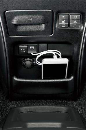 センターロアボックスでスマートフォンを充電