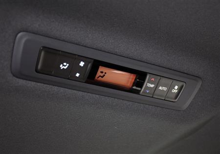 リヤオートエアコンの操作スイッチ