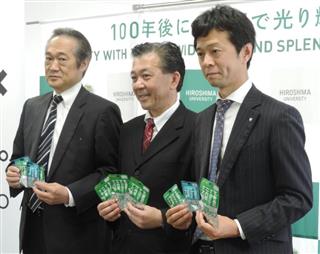 ＵＨＡデンタクリアタブレットの発表会で写真撮影に応じる、三井物産の深谷卓司ビジネス推進部長、広島大大学院医歯薬保健学研究科の二川浩樹教授、ＵＨＡ味覚糖の松川泰治執行役員（左から）＝６月１日、東京都港区