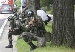 ２０１６年８月、米韓の合同指揮所演習「乙支フリーダムガーディアン」の一環で、対テロ訓練をする韓国軍兵士＝ソウル（ＡＰ）