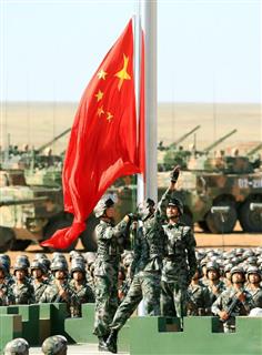 中国人民解放軍の創設９０周年を記念した閲兵式で、国旗掲揚する兵士たち＝３０日、中国内モンゴル自治区（新華社＝共同）