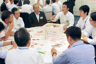岩手県釜石市で開催された「結の場」。被災企業と大手企業の担当者が円卓を囲む＝２０１６年９月