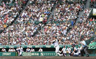 準決勝の対天理戦、１大会個人最多となる６号本塁打を放つ広陵の中村奨成＝２２日、甲子園球場