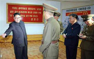 北朝鮮の労働新聞が２３日掲載した、国防科学院化学材料研究所を視察する北朝鮮の金正恩朝鮮労働党委員長（左端）の写真。右の壁には「水中戦略弾道ミサイル『北極星３』」と書かれた図面（コリアメディア提供・共同）