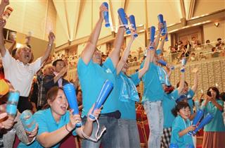 花咲徳栄の初優勝を喜ぶ市民ら＝２３日午後、埼玉県加須市