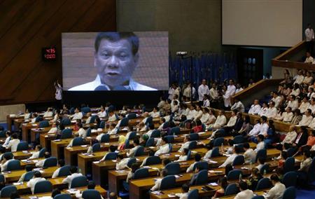議会で演説するフィリピンのドゥテルテ大統領（中央画面）＝７月、首都マニラ（ＡＰ）