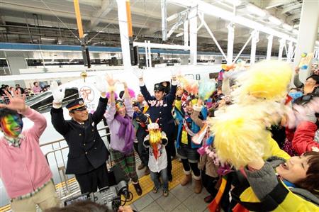 全線開業が間近に迫り、九州新幹線のホームに大勢の人が集まった。実際の開業は東日本大震災の発生翌日ということで祝典を取りやめた