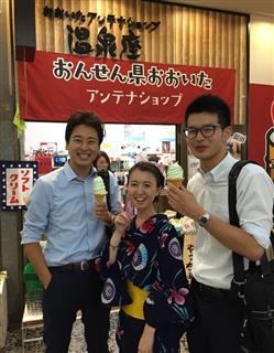 情報誌を見て会社帰りに立ち寄った男性もかぼすアイスを楽しんでいた。写真中央は筆者