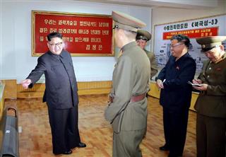新型ＳＬＢＭを開発か国防科学院化学材料研究所を視察する北朝鮮の金正恩委員長。右奥には「北極星３」と書かれた図面がある（朝鮮中央通信＝朝鮮通信）