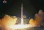 北朝鮮の朝鮮中央テレビが７月２９日放映した、「火星１４」の発射映像（共同）